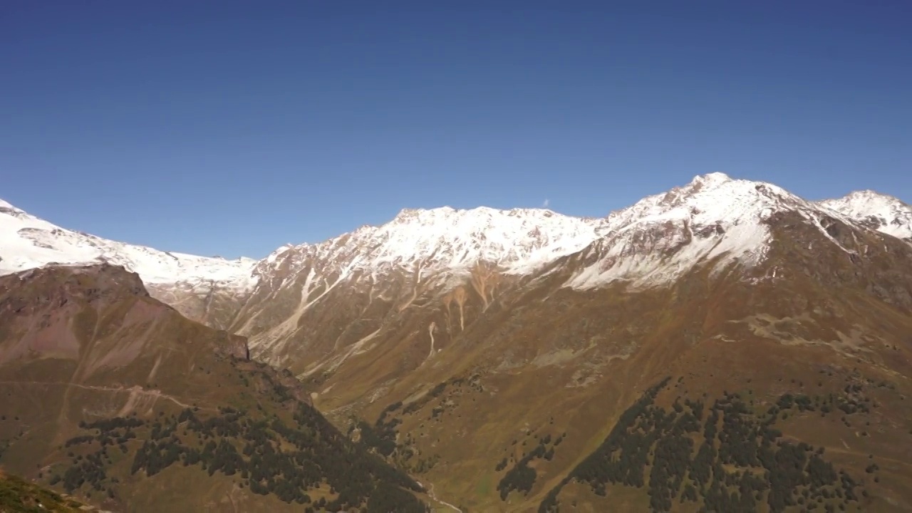 山峰在夏天有雪。考卡斯山索道附近的高山草甸。生态系统概念视频素材