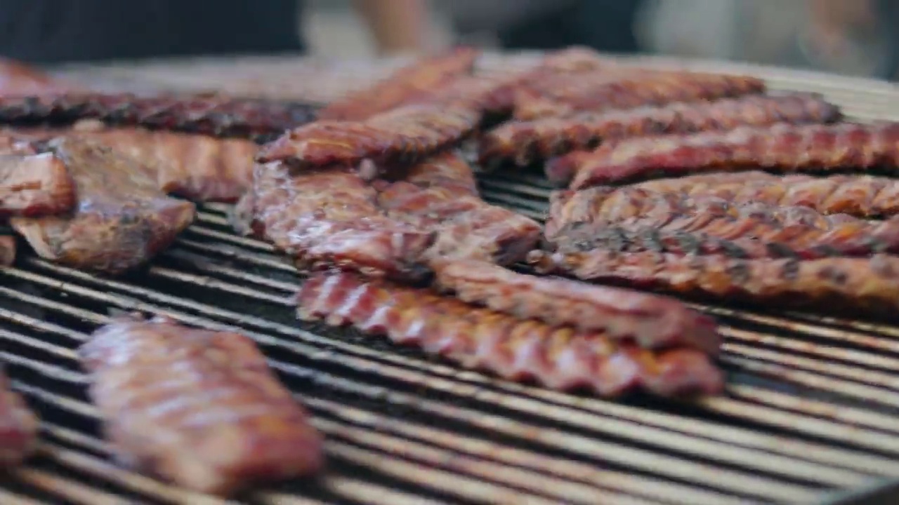 旋转烧烤的猪肉。旋转烤排骨。街头食品视频素材