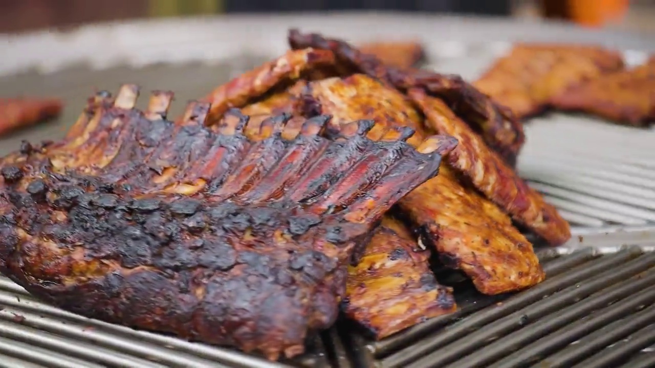 旋转烧烤的猪肉。旋转烤排骨。街头食品视频素材