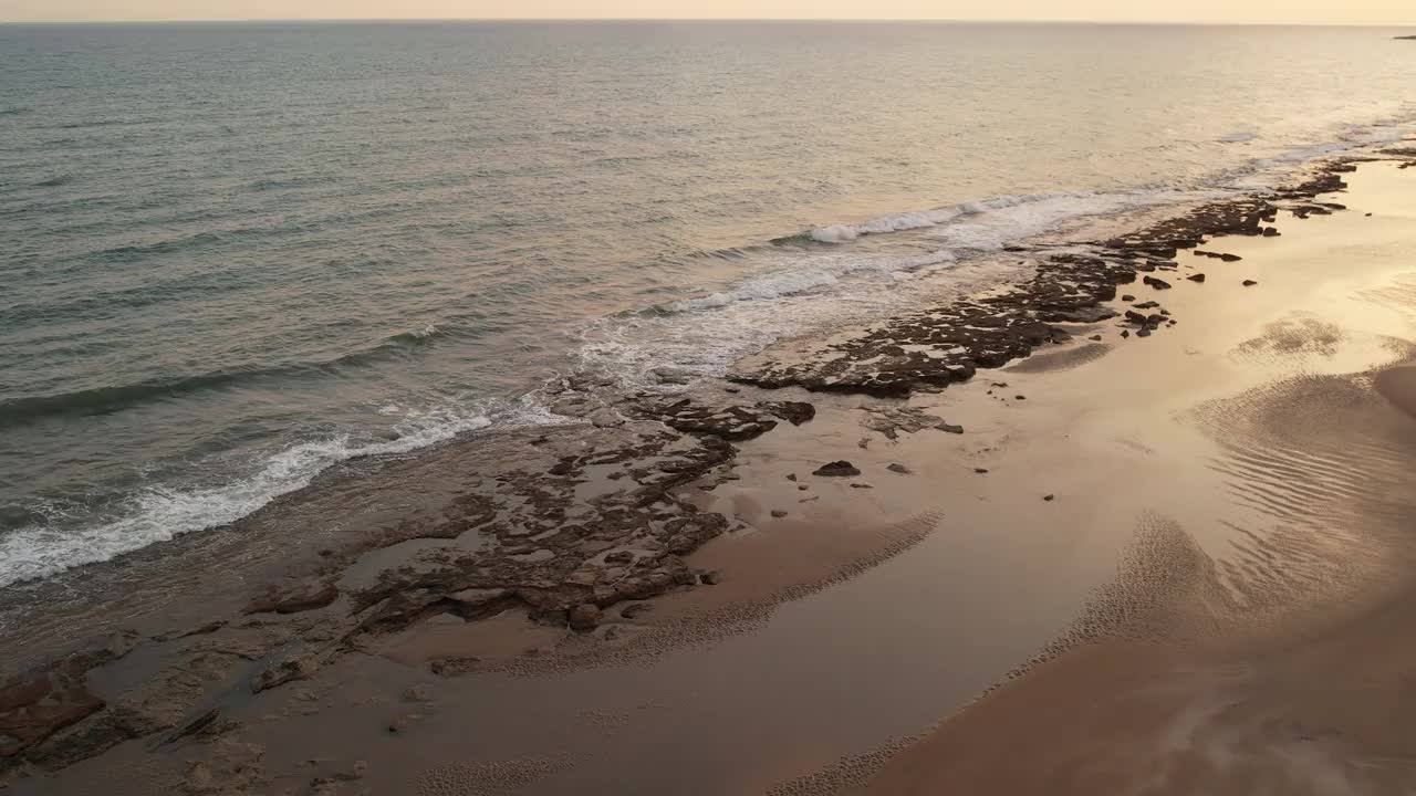 日落时的海滩鸟瞰图视频素材