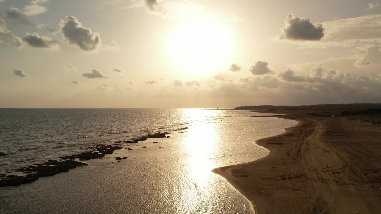 日落时的海滩鸟瞰图视频素材