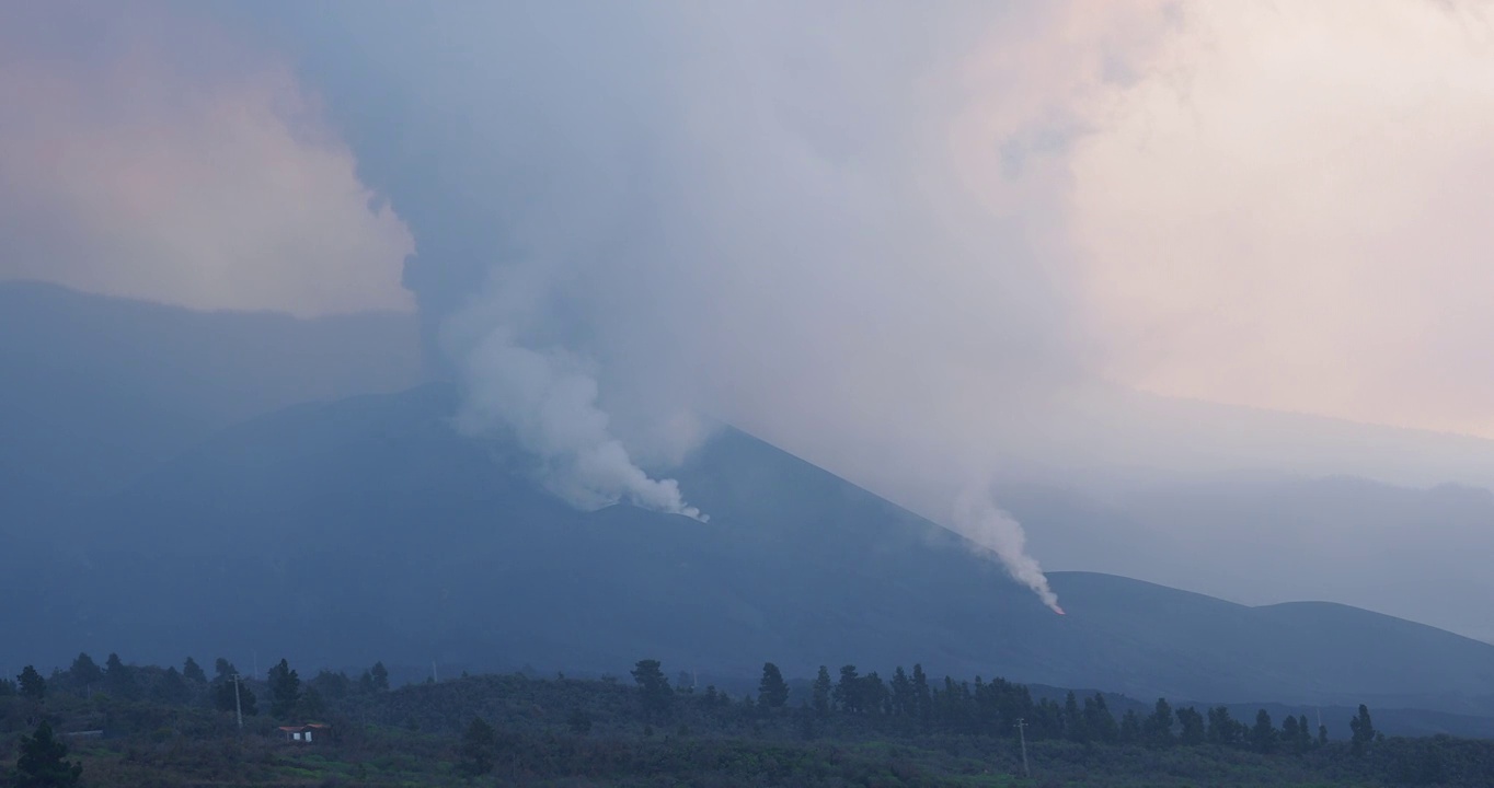 火山喷发。俯瞰康伯维哈火山，浓烟和熔岩柱从主锥中喷出。视频素材