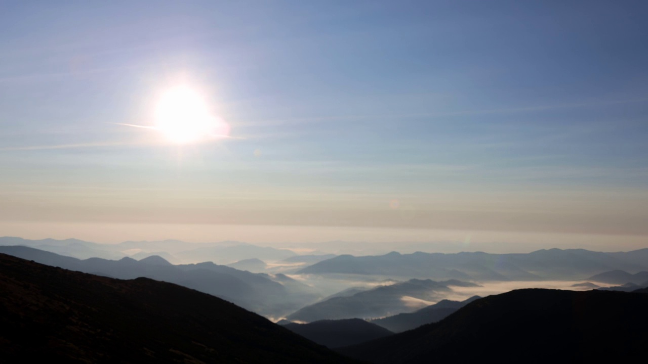 乌克兰的山地景观随着时间推移移动着云朵。视频素材