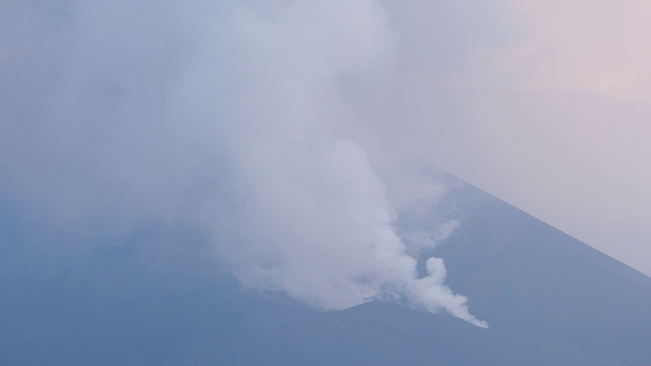 火山喷发。俯瞰康伯维哈火山，浓烟和熔岩柱从主锥中喷出。视频素材