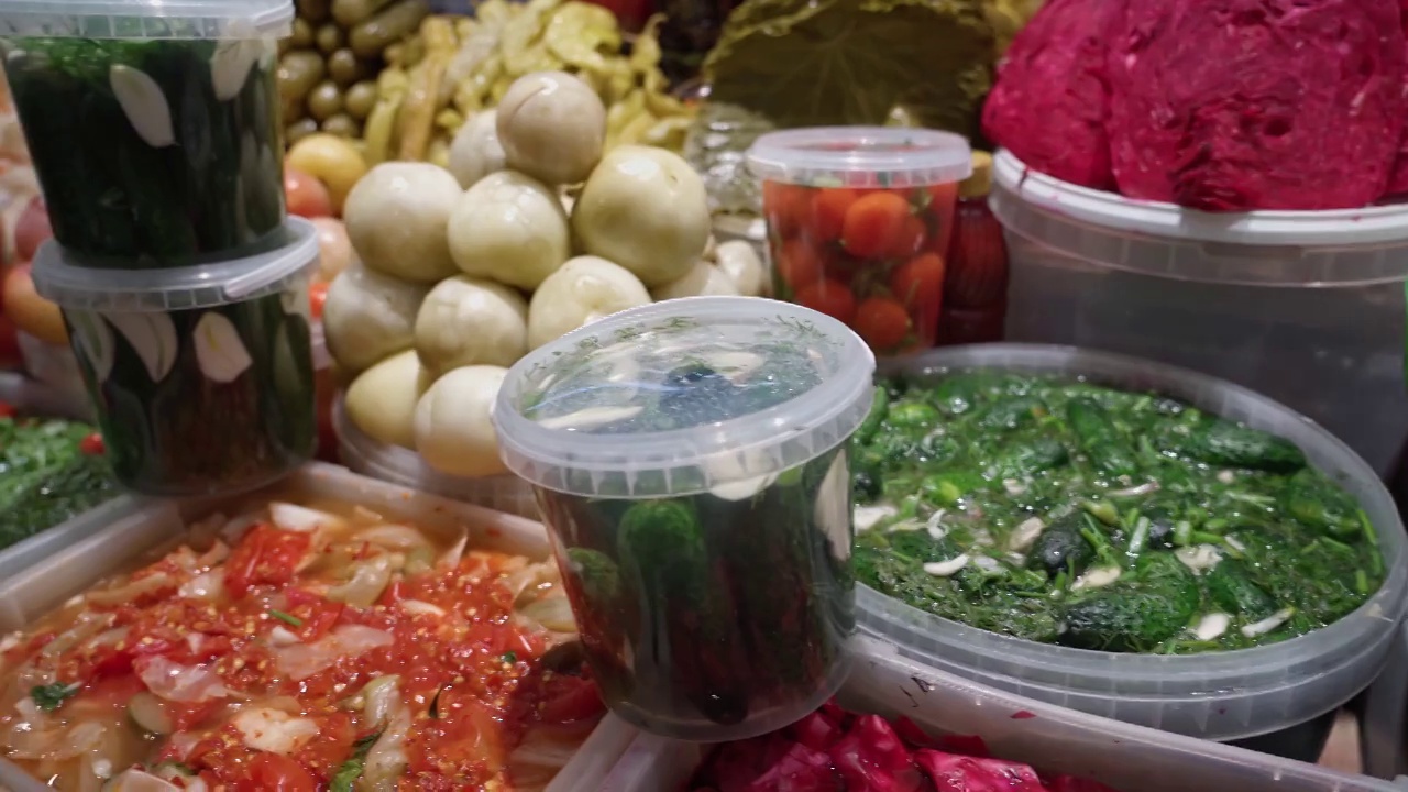 农贸市场的柜台上摆放着各式各样的泡菜视频素材