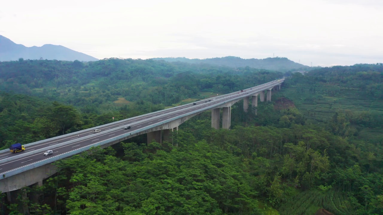 巴文跨爪哇收费公路的长桥视频素材