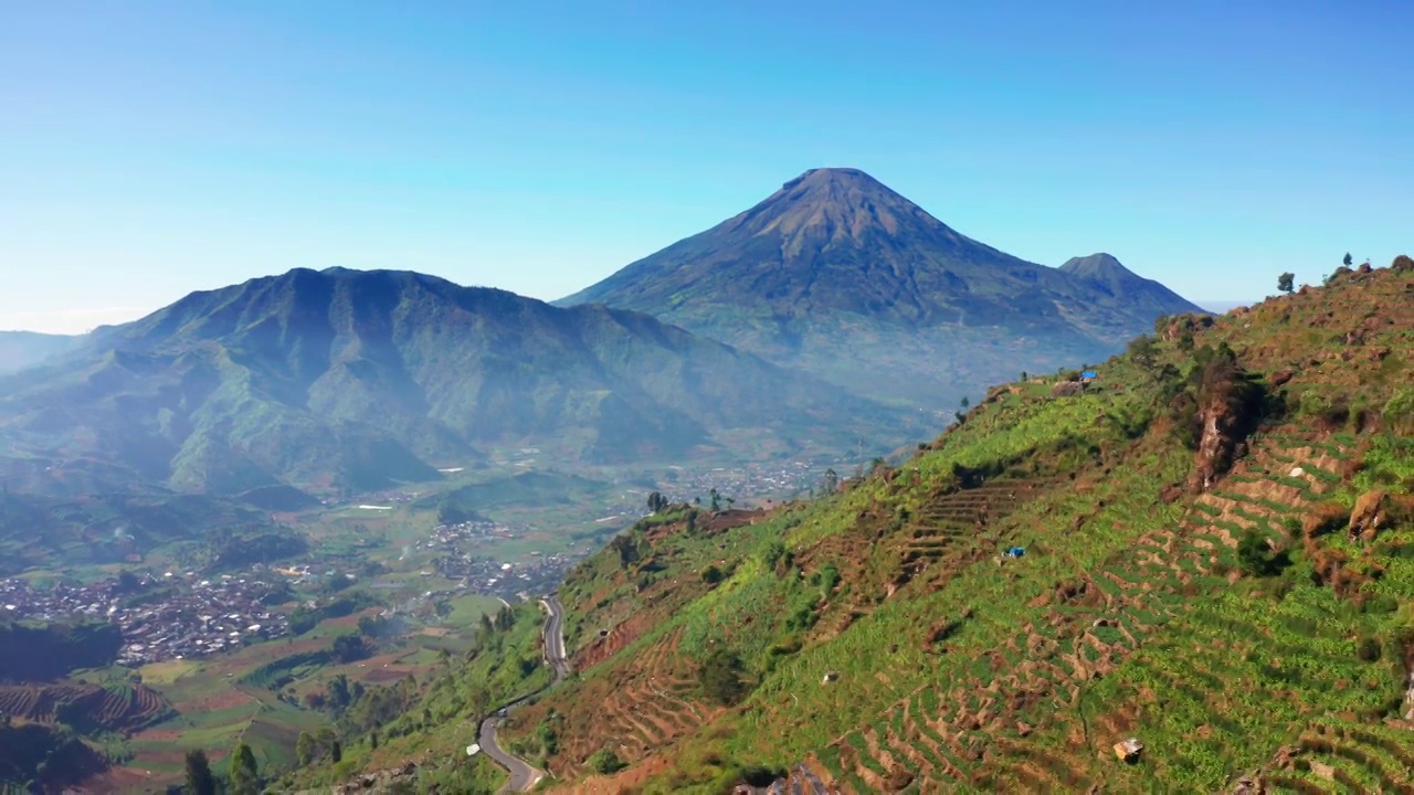 地昂高原的农田与山多洛山的景观视频素材