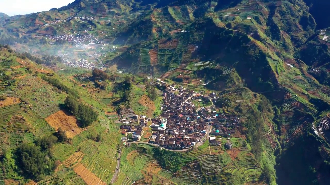 村庄位于地昂高原农田周围视频素材