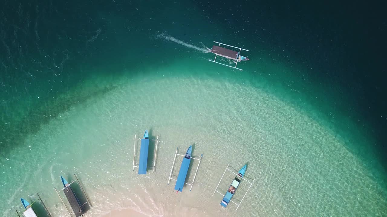 观光船停泊在美丽的海滩上视频素材