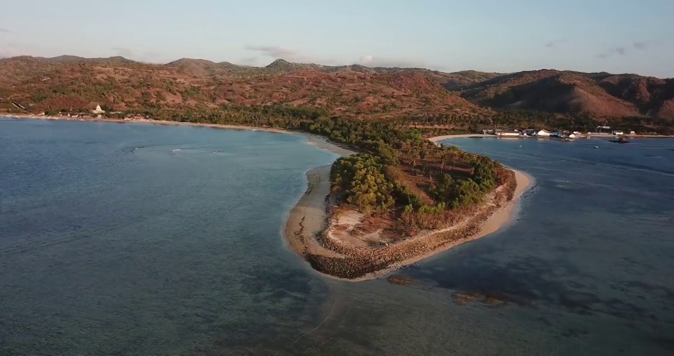 鸟瞰龙目岛埃拉克-埃拉克海滩视频素材