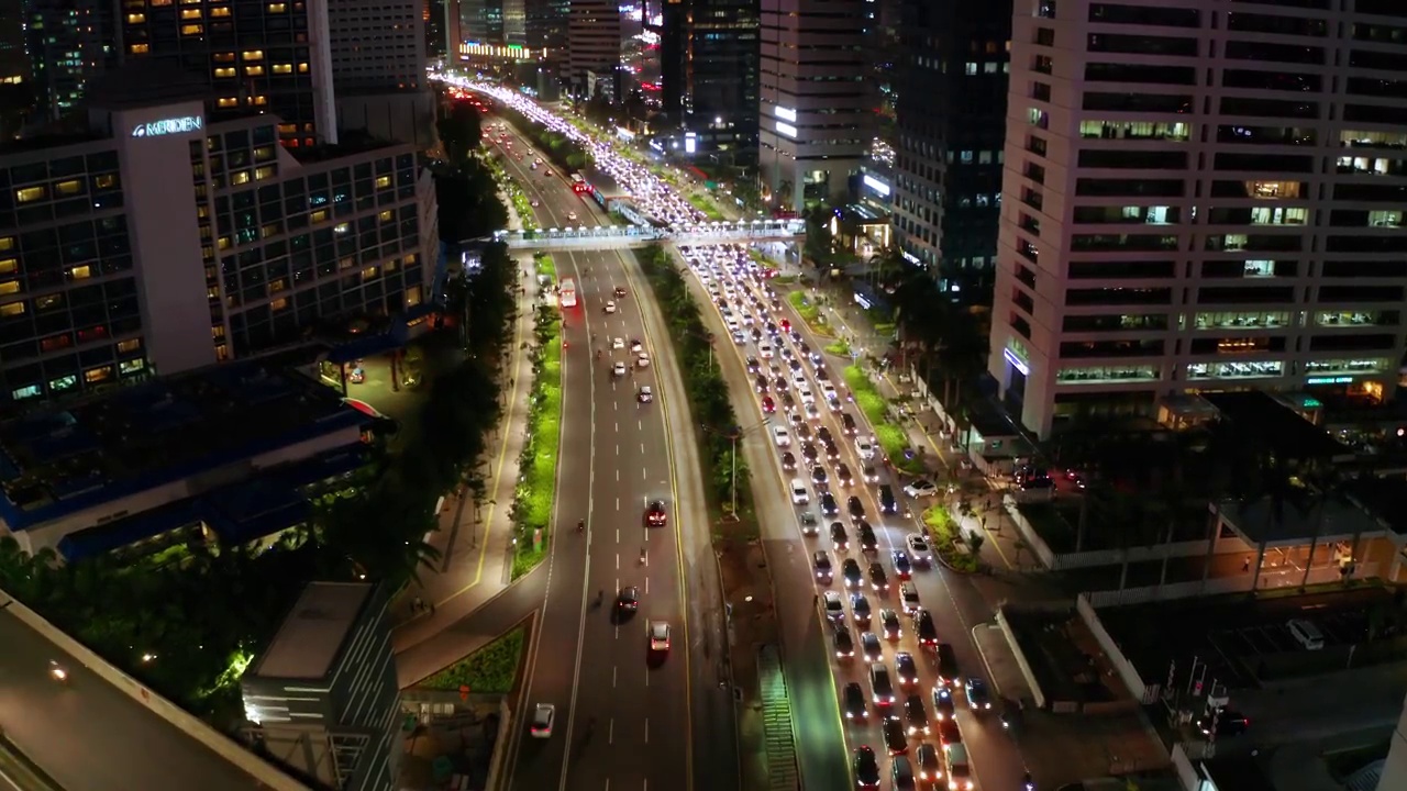 车辆在夜间因交通堵塞而堆积起来视频素材