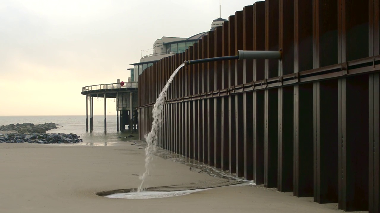 疏散渗水海水视频下载