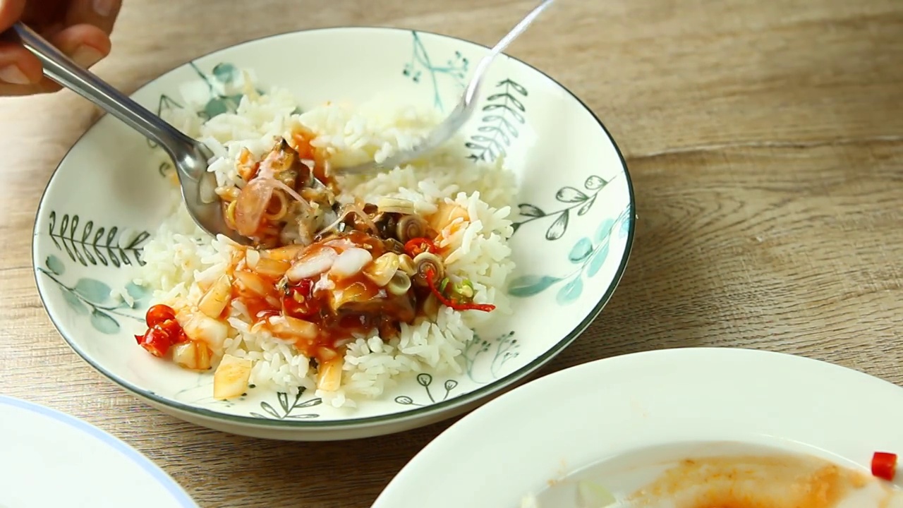 男子正在吃沙丁鱼罐头配米饭视频素材