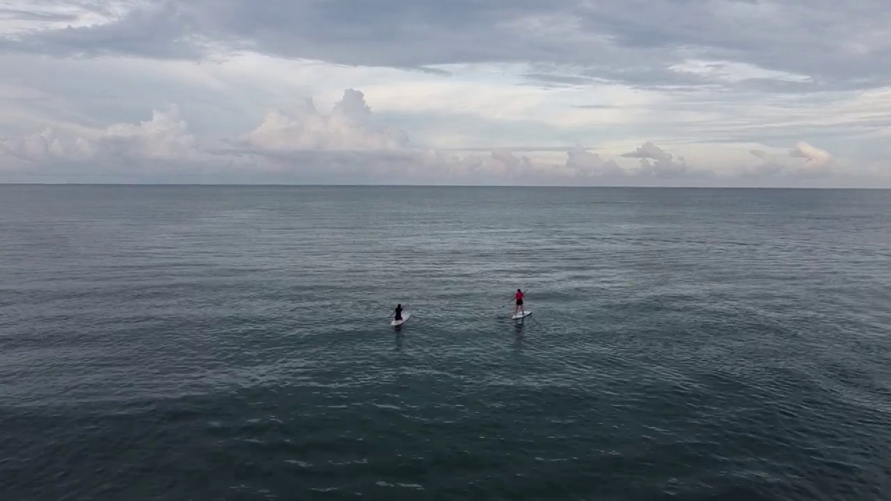 两名身份不明的男子在海上划皮划艇视频素材