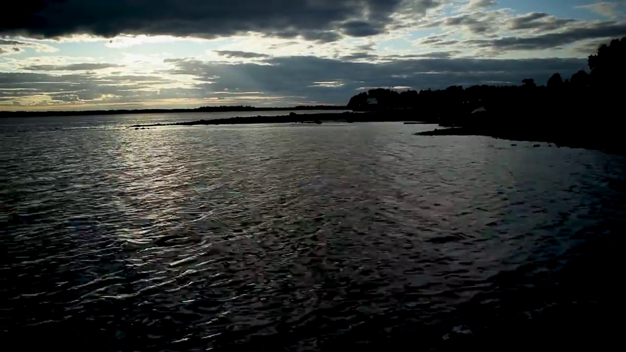 夕阳映照在河水的背景上，视频素材