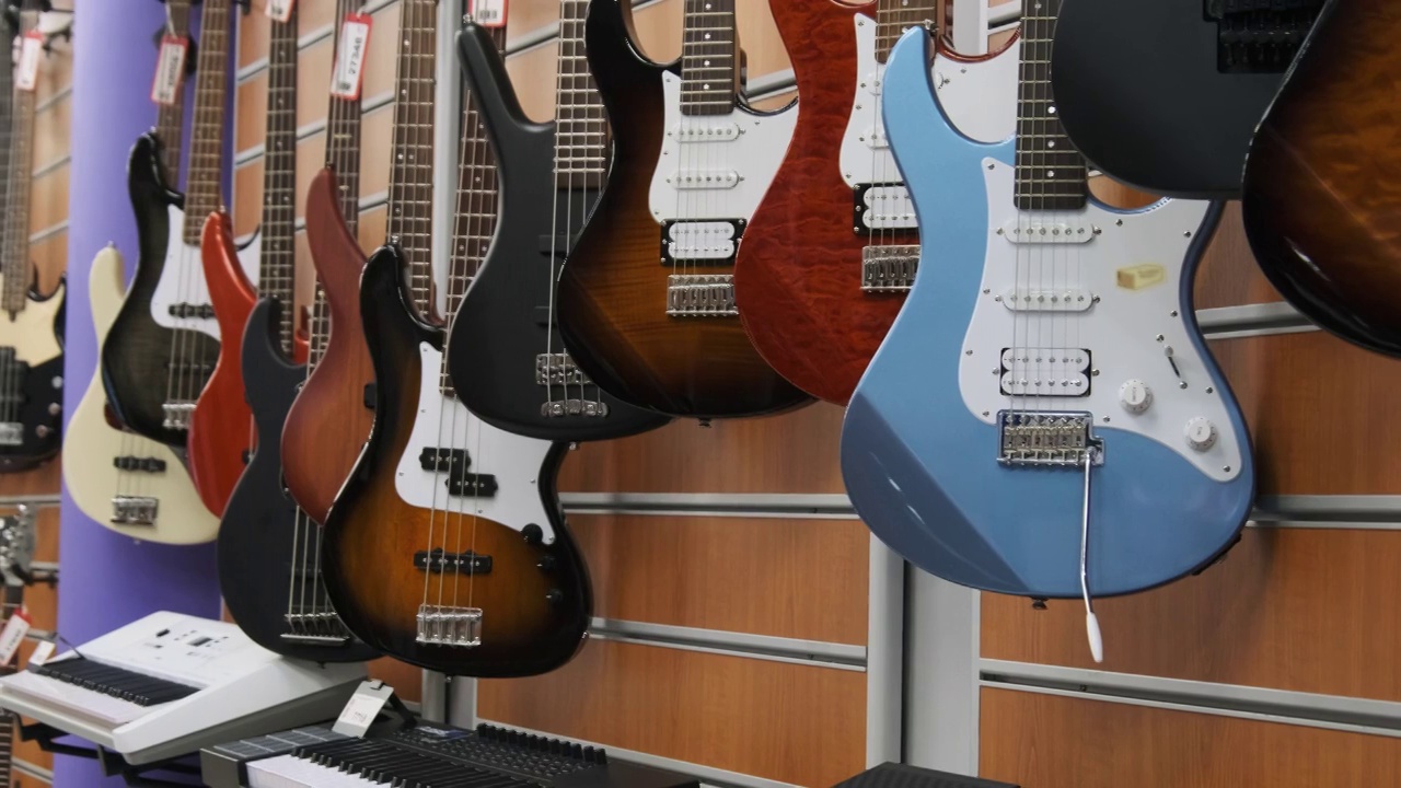 许多彩色电吉他挂在一个音乐商店，吉他店视频素材