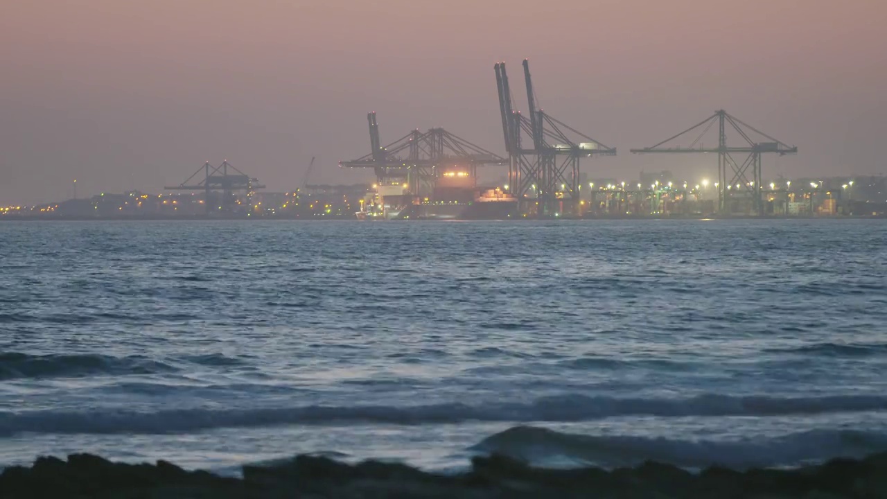 夕阳西下的港口，美丽的长镜头视频素材