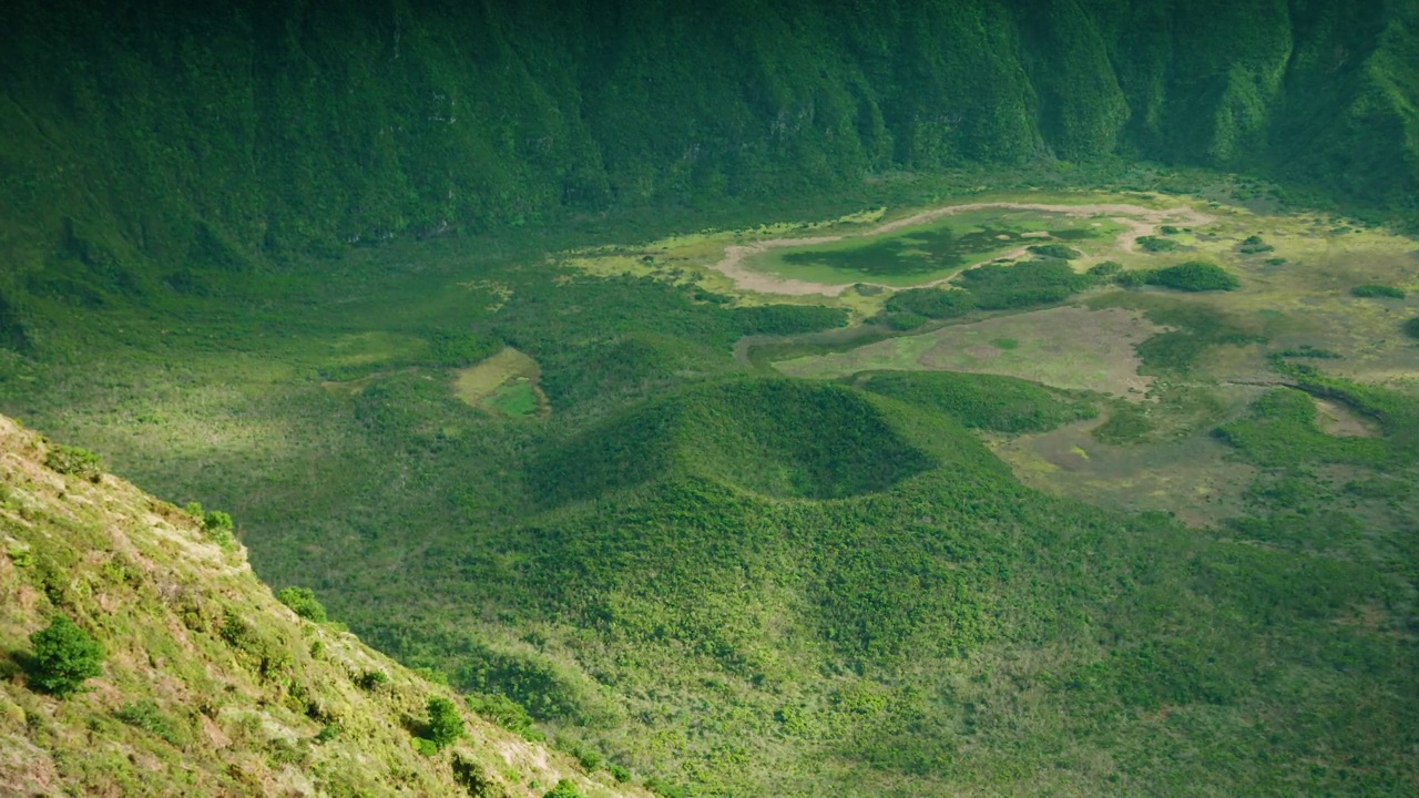 亚述尔群岛法伊尔卡尔代拉火山底部的一个火山口视频素材