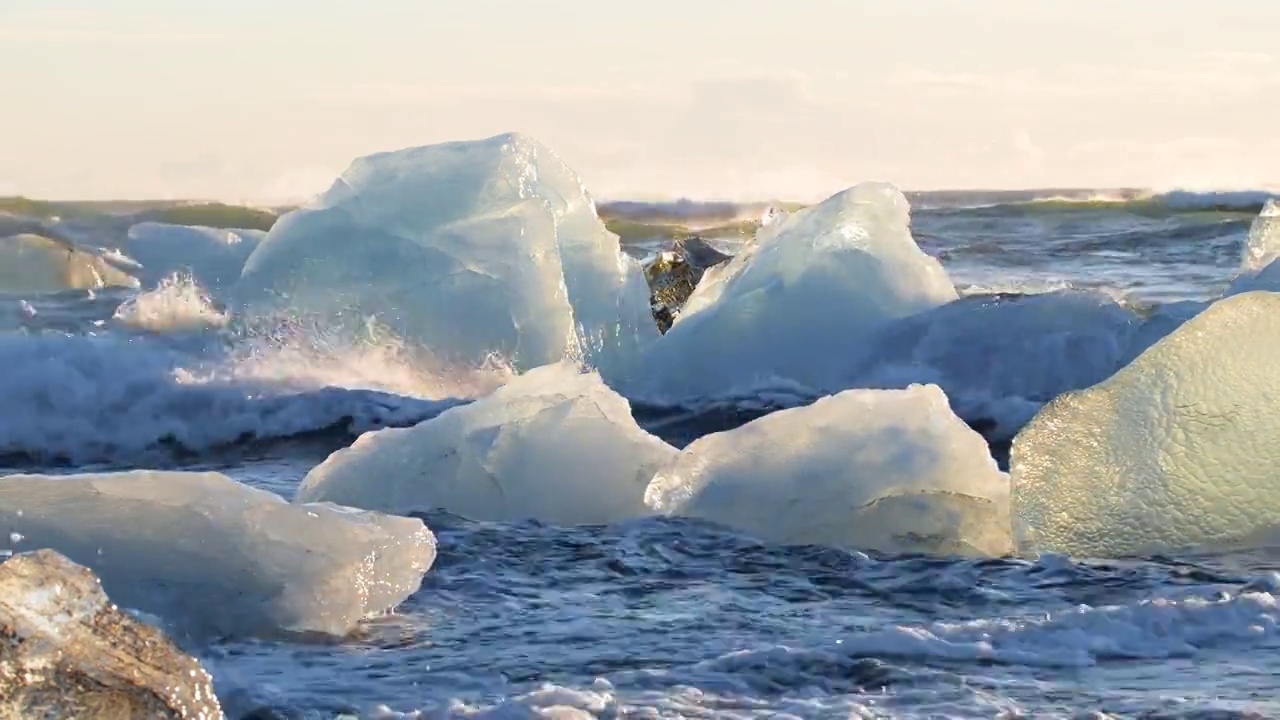 大块的冰，水中的冰山，全球变暖气候变化概念，冰岛Jokulsarlon冰川泻湖的冰山视频素材