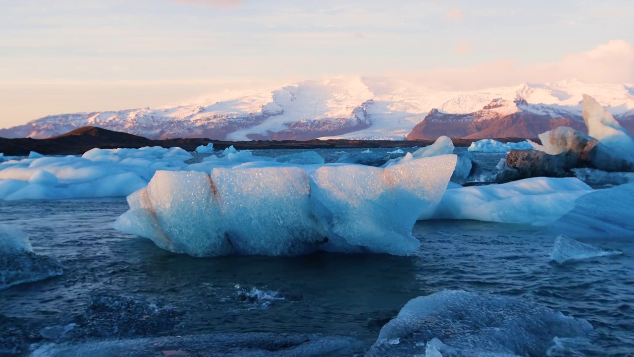 大块的冰，水中的冰山，全球变暖气候变化概念，冰岛Jokulsarlon冰川泻湖的冰山视频素材