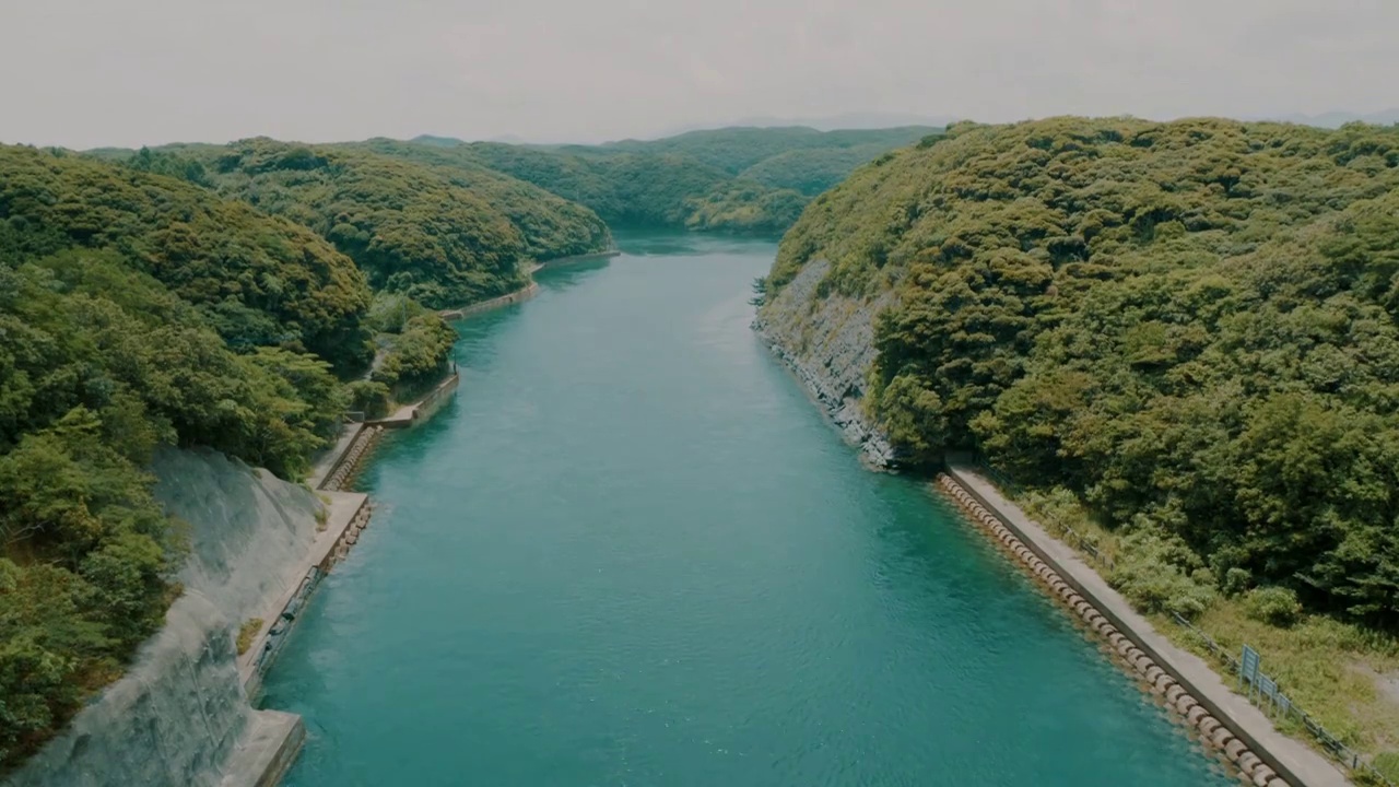 日本对马岛大桥上的运河视频素材