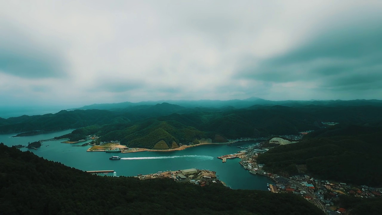 日本对马岛港口的无人机无人机视频素材