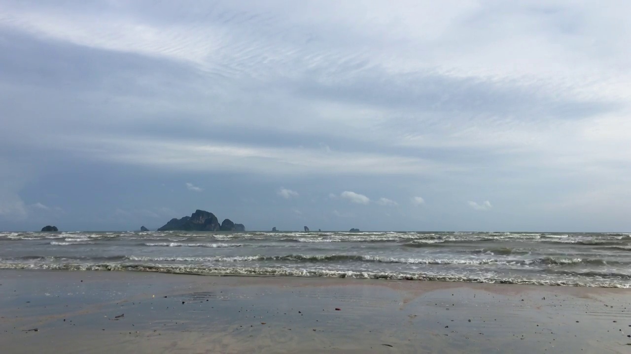 在海滩、大海上观看绚丽多彩的天空日落或日出，以移动的云为背景，视频素材