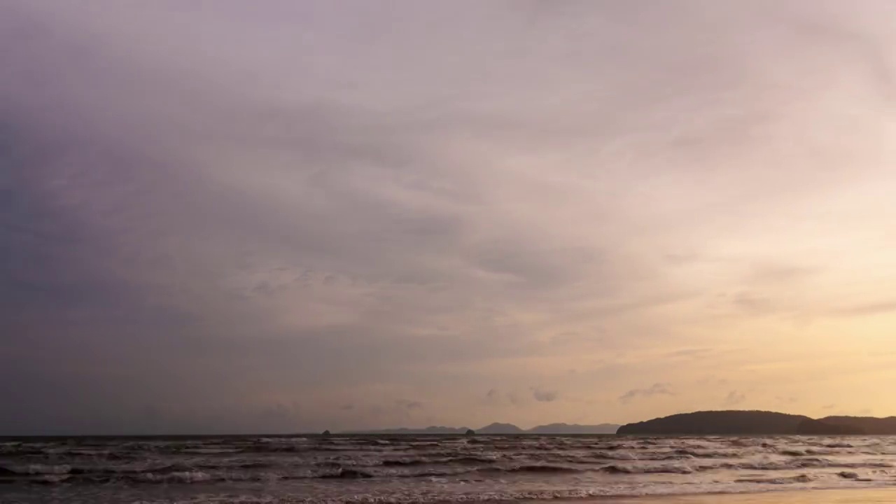 在海滩、大海上观看绚丽多彩的天空日落或日出，以移动的云为背景，视频素材