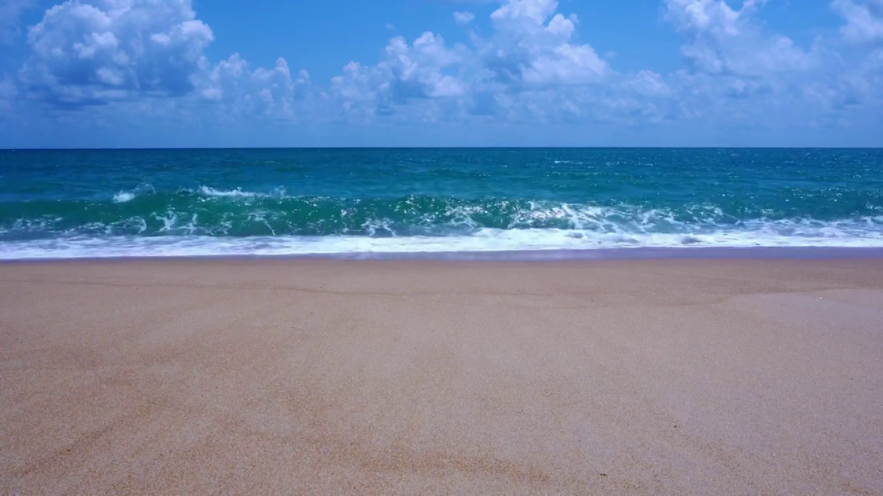 彩色的戏剧性的天空，阳光与云彩天背景在海滩，大海，视频素材