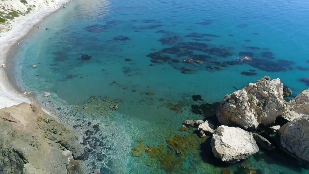 空中俯瞰海浪撞击在蓝色海洋的海滩上。平静的大海与美丽的海滩鸟瞰图无人机4k镜头。鸟瞰海浪撞击空岩悬崖的景象视频素材