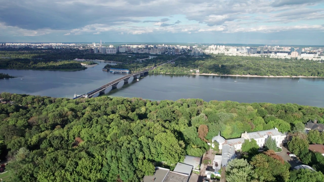 城市天际线鸟瞰图，河上的桥和绿色的自然视频素材