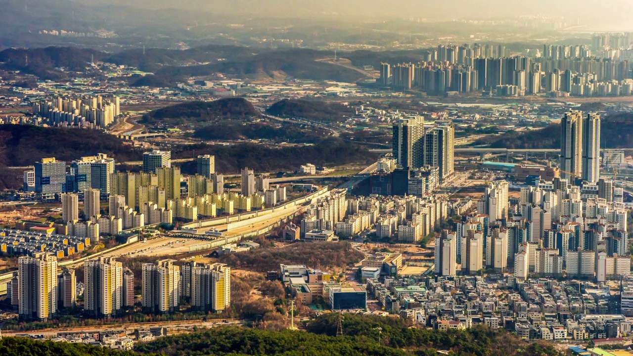 白天——韩国京畿道南阳州市，首尔环城高速公路和布兰山收费站附近的市中心视频素材