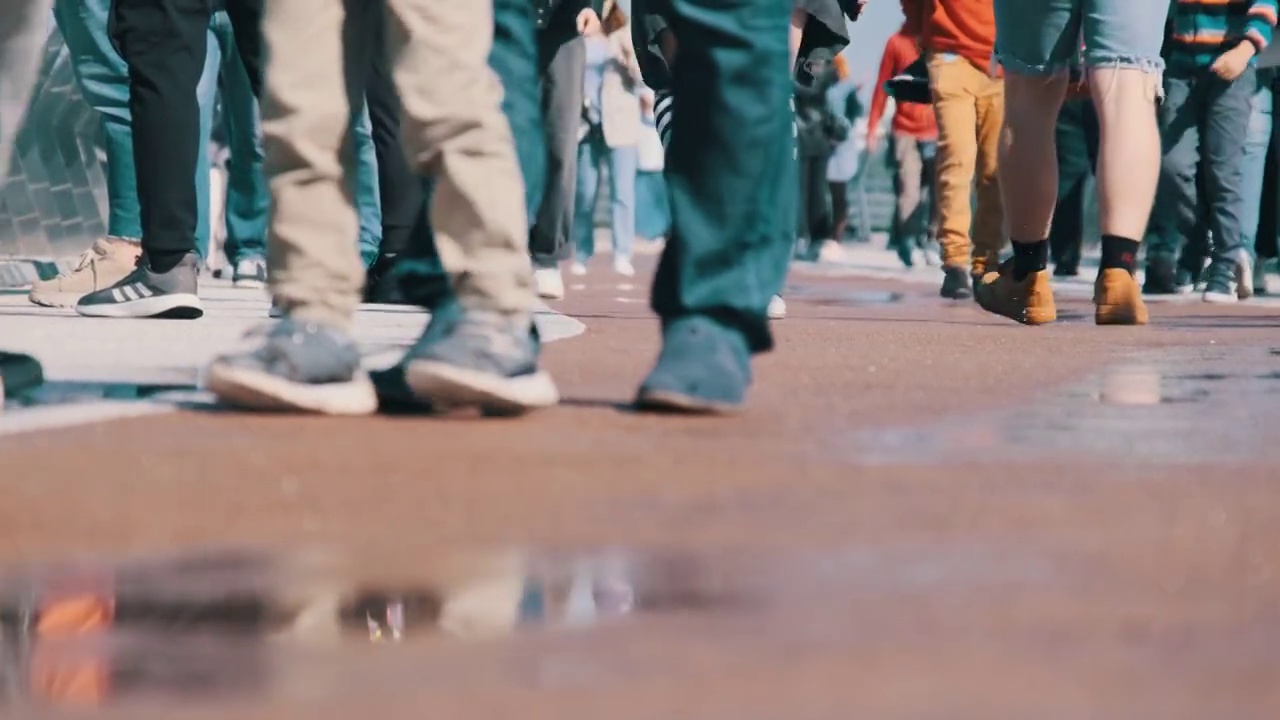 街上人群的腿，人们的脚特写，慢动作视频素材