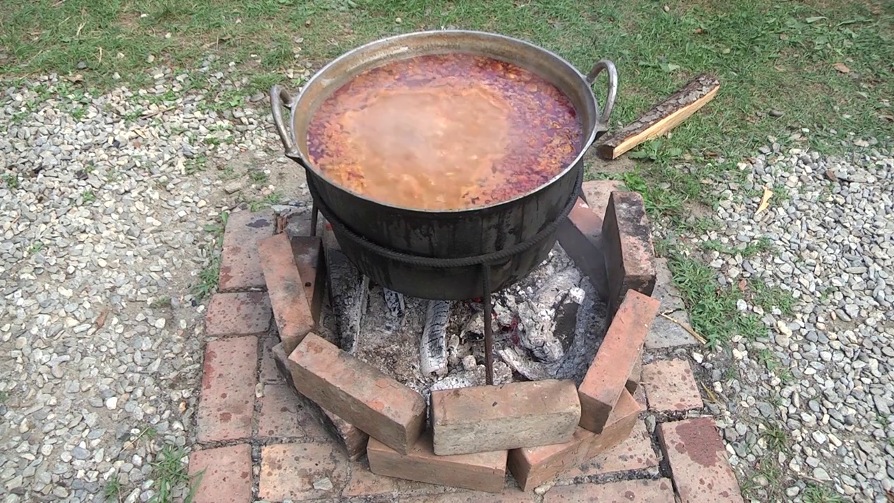 5 .用简易炉灶上的铸铁锅煮着炖牛肉视频素材