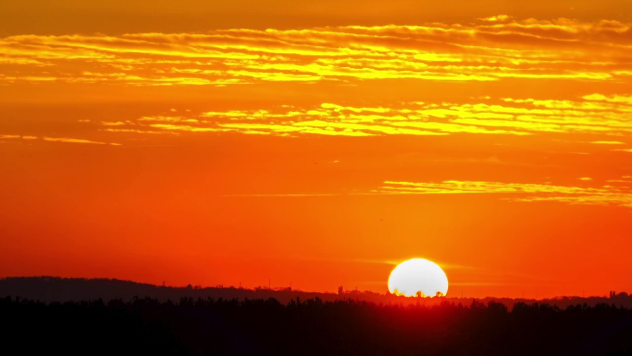 夕阳西下，大太阳从地平线上落下视频素材