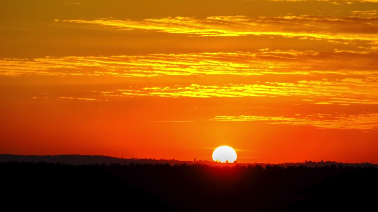 夕阳西下，大太阳从地平线上落下视频素材