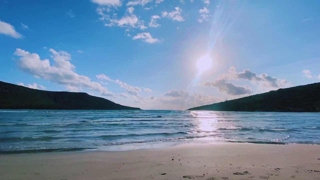 海中。天空。海滩。节日的背景视频下载