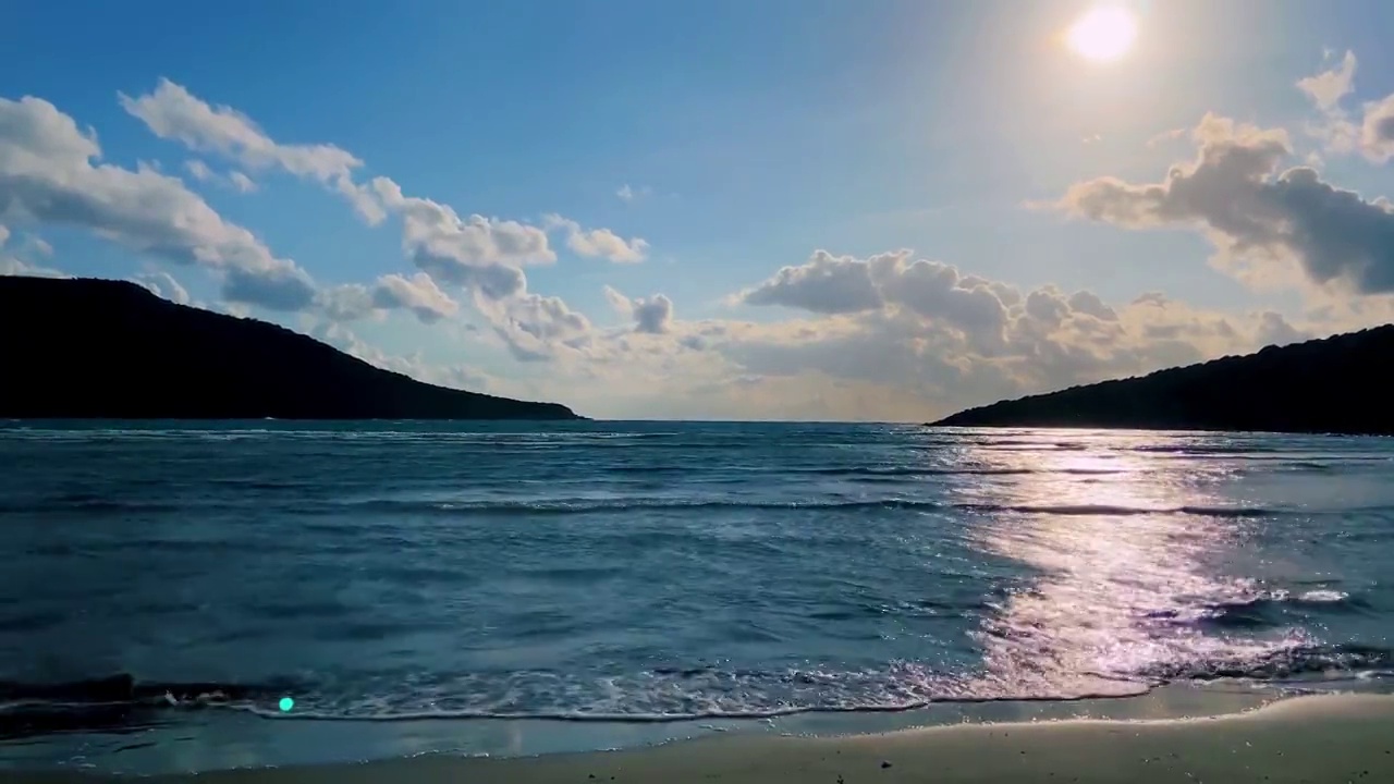 海中。天空。海滩。节日的背景视频素材