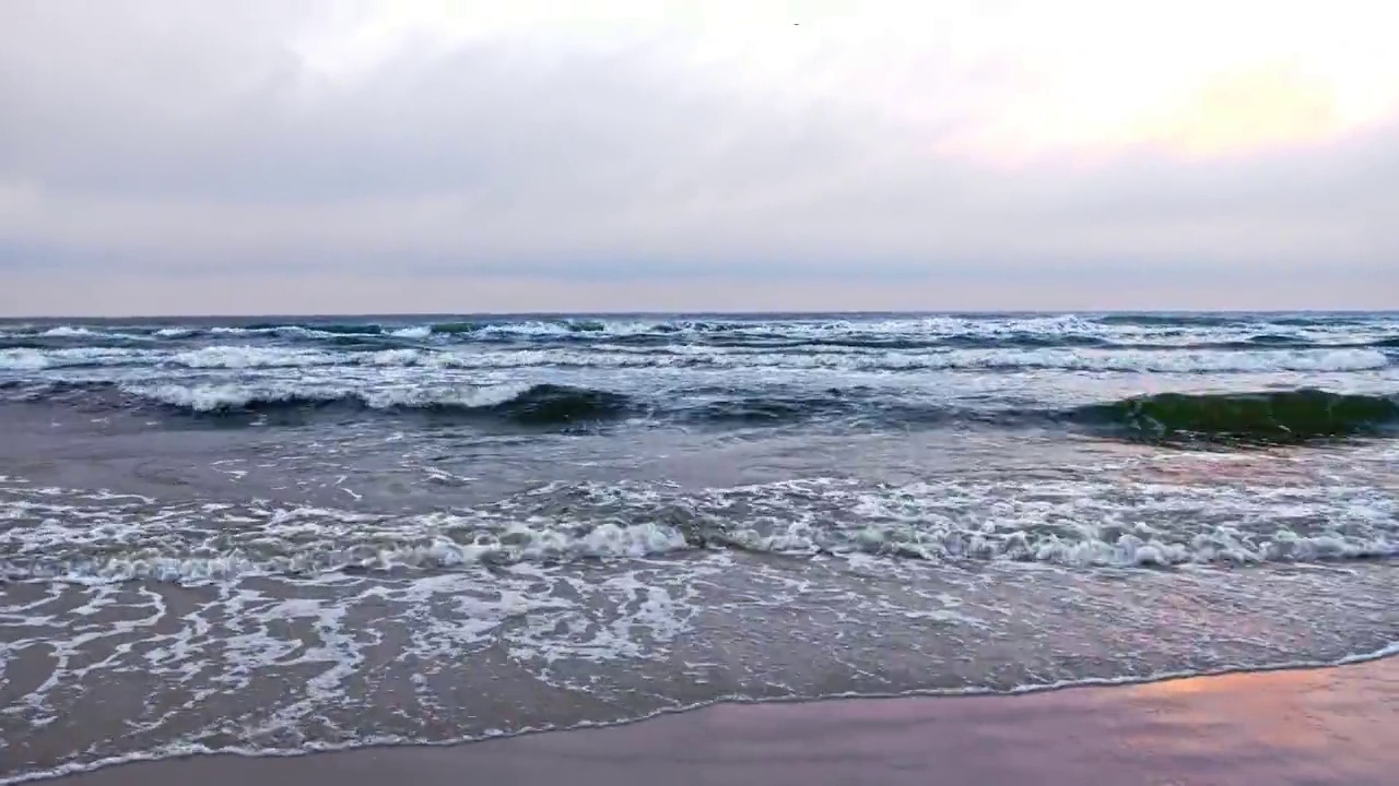 寒冷的秋日，波罗的海的海浪拍打着海岸视频素材