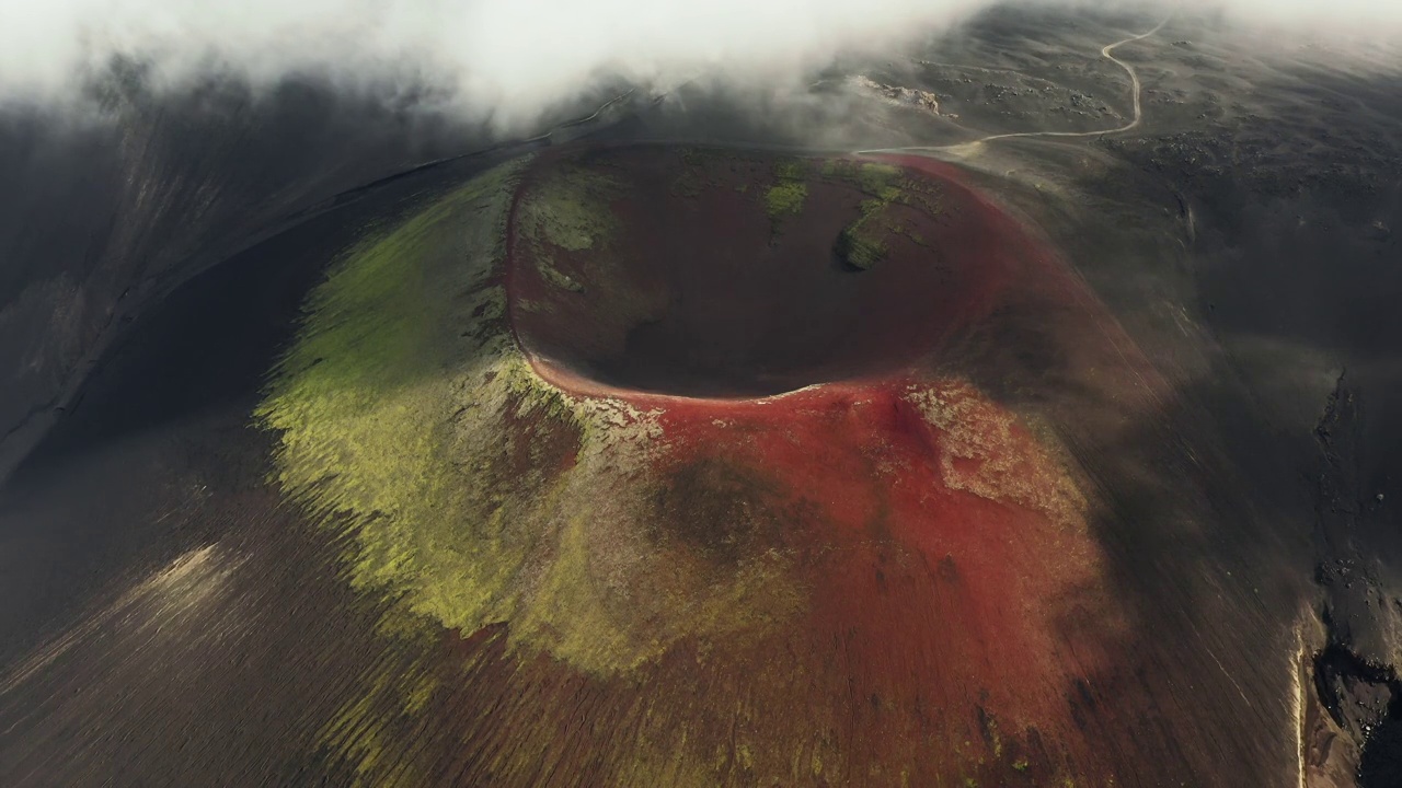 无人机拍摄了雄伟的火山口和低空云层，冰岛高地，冰岛视频素材