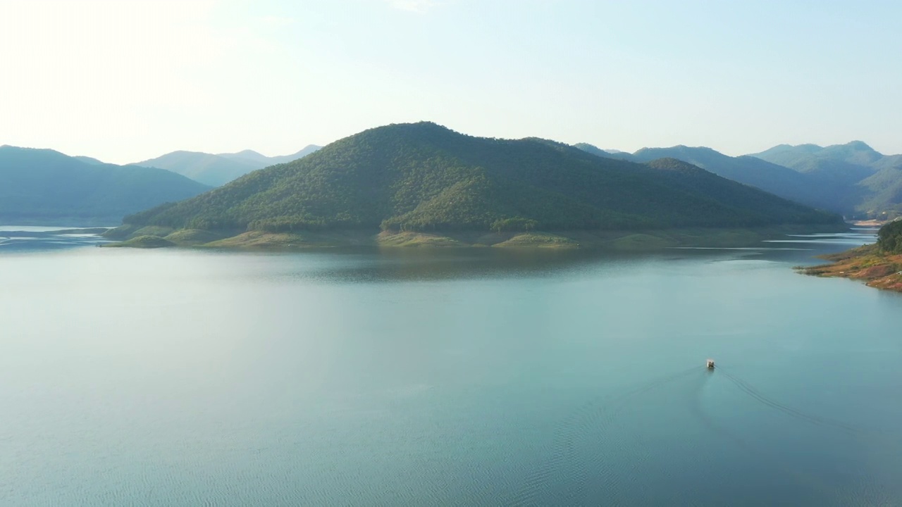 鸟瞰水库大坝内的水景和山景，游船贯穿其间，方便运输和渔猎。可再生能源与电力技术。无人机4k鸟瞰图中美丽的风景。视频素材