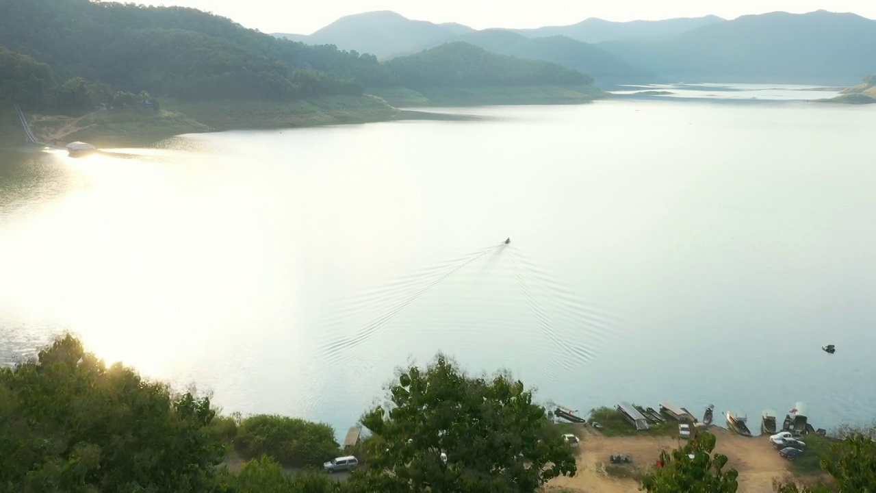 鸟瞰水库大坝内的水景和山景，游船贯穿其间，方便运输和渔猎。可再生能源与电力技术。无人机4k鸟瞰图中美丽的风景。视频素材