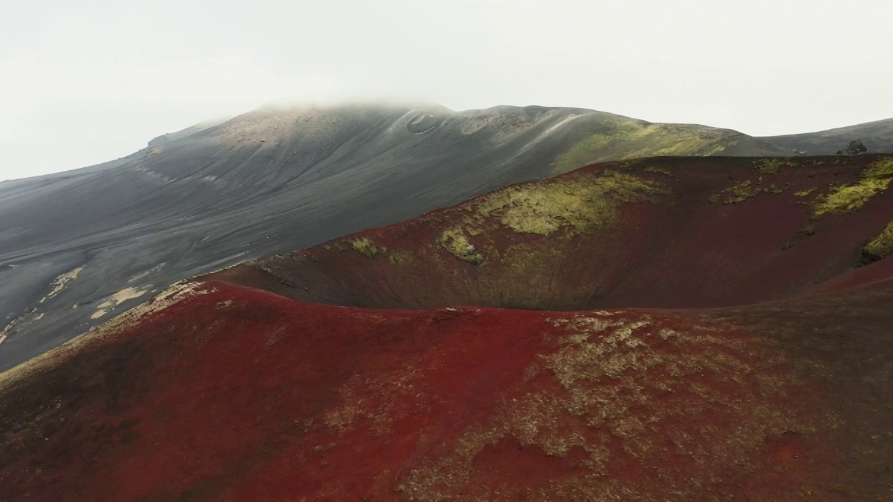 无人机在冰岛高地的一个火山口附近拍摄视频素材