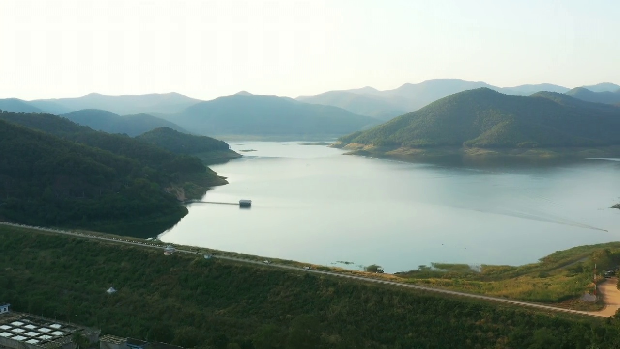 水库大坝水山鸟瞰图。可再生能源与电力技术。无人机4k鸟瞰图中美丽的风景。视频素材