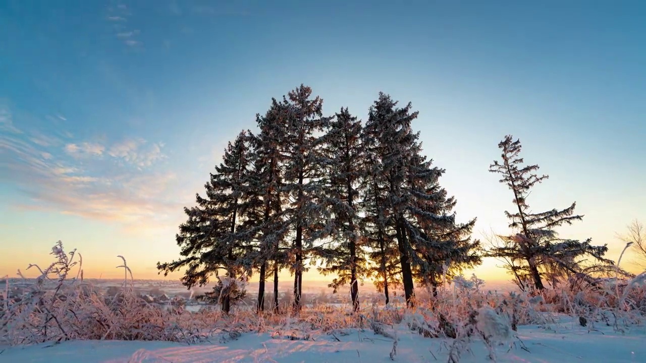 在冰天雪地的森林里，日落时天空的颜色发生了奇妙的变化。冬天的风景,间隔拍摄视频素材