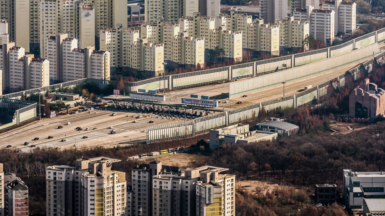 白天——韩国京畿道南阳州市，首尔环城高速公路和布兰山收费站附近的市中心视频素材