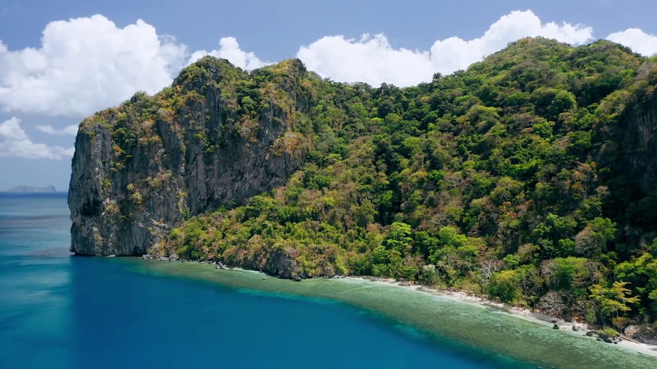 拉根岛的石灰岩。El Nido，巴拉望岛，菲律宾。天堂般的热带沙滩Ipil海滩，蔚蓝的海水，椰子树和当地的船停泊。视频素材