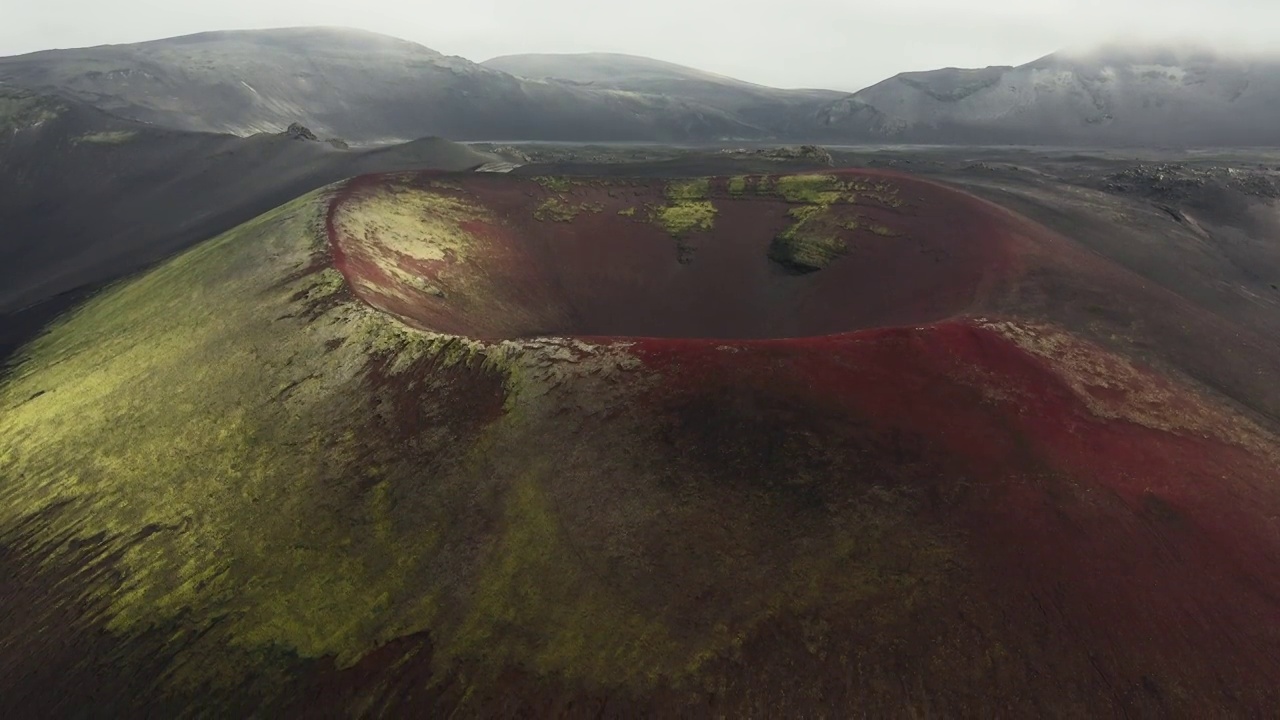 这是在冰岛高地拍摄的一个偏远的火山口视频素材