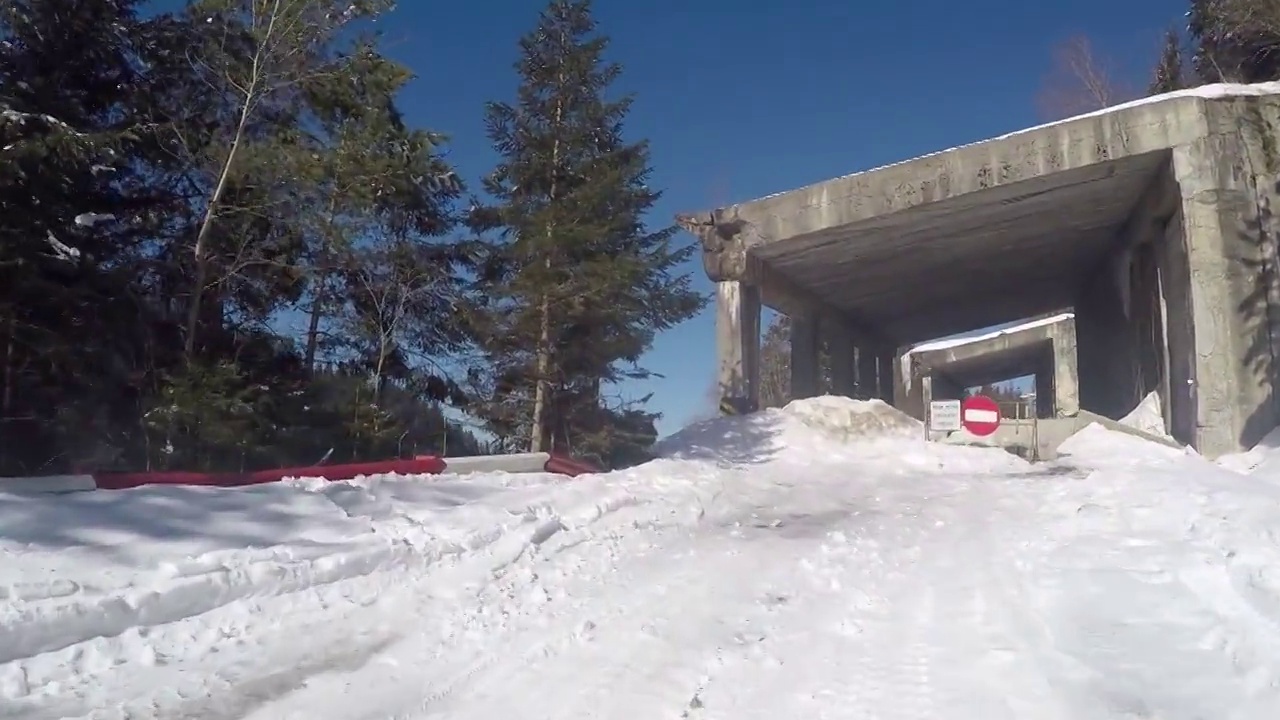 汽车停在一个雪坝和混凝土板，不再允许进入积雪覆盖的山路03视频素材