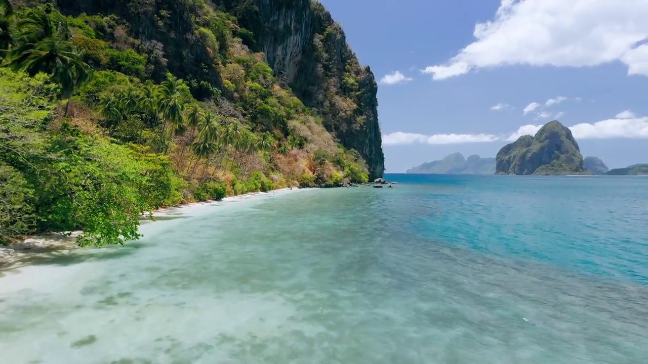 4k无人机可以看到天堂海滩和拉根岛的陡峭悬崖。El Nido，巴拉望岛，菲律宾。天堂般的异国情调独特的自然海洋国家公园视频素材